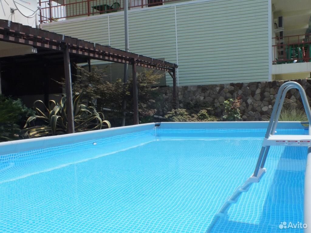 Жилье с бассейном лоо. Гостевой дом ирбис лоо. Жилье с бассейном лоо. Жилье с бассейном лоо. Отель бриз (лоо].