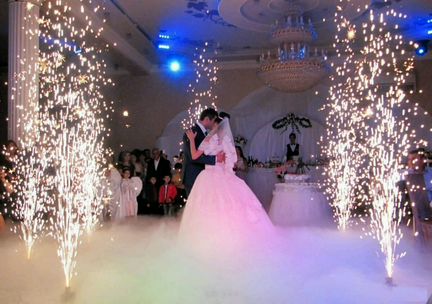 Тяжелый дым и фонтаны для танца молодых на свадьбе