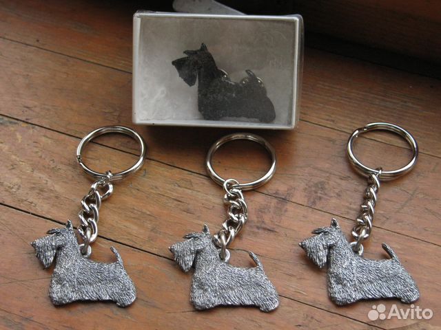 Брелки с фигурками собак разных пород
