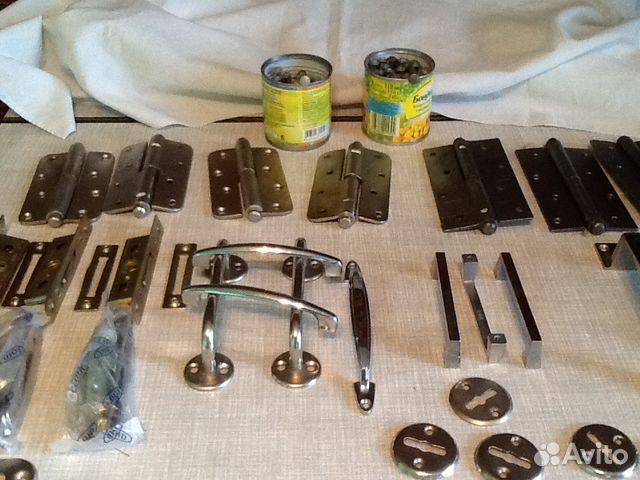 Петли и ручки для дверей, замки для форточек