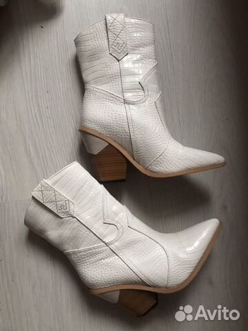 Казаки ботильоны белые в стиле Fendi