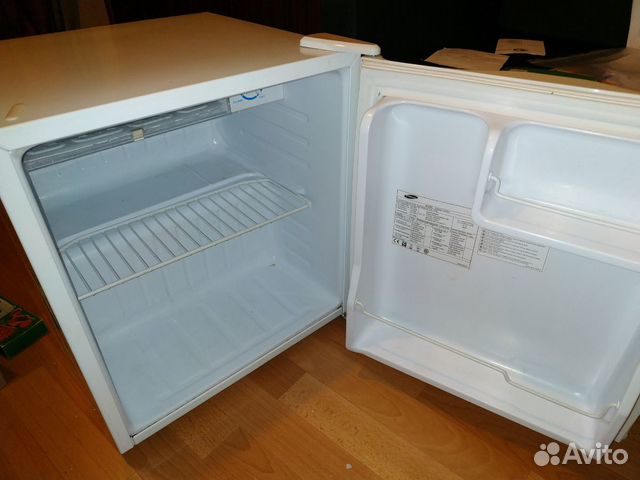 Компактный холодильник SAMSUNG SG06dcgwhn Компактный холодильник SAMSUNG SG06dcgwhn
