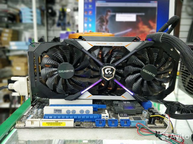 Gigabyte 1080 ti 11gb. Кулер экстрим гейминг в руках. 1080 Гигабайт на воде.