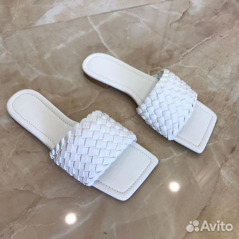 Шлепки Bottega Veneta белые кожаные