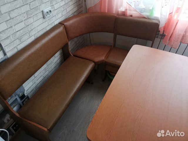 Кухонный уголок со столом и 2 табурета Кухонный уголок со столом и 2 табурета