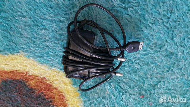 Наушники и зарядка для Samsung старенького Наушники и зарядка для Samsung старенького