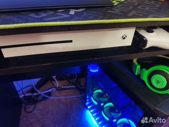 Xbox One S 1Tb + 2 джойстика + зарядка Xbox One S 1Tb + 2 джойстика + зарядка