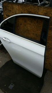 Задняя правая дверь белого цвета Mercedes w213