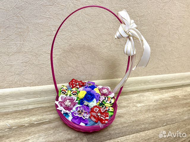 Корзина из бантиков, заколки, резинки