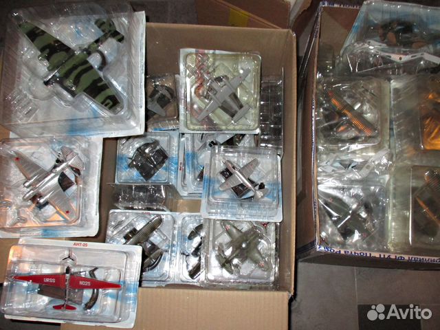 Модели самолётов на подставках (более 100 штук)