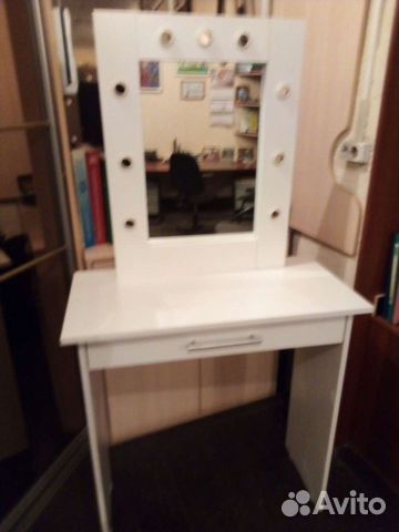 Туалетный столик с зеркалом и подсветкой