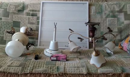 Потолочные люстры, вентилятор, бра, блоки питания