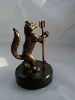 Бронзовая статуэтка, подставка из змеевика Соболь