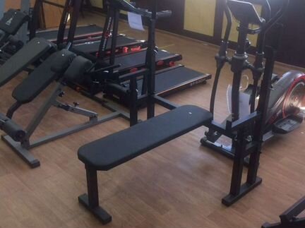 Скамья для жима с подстраховкой