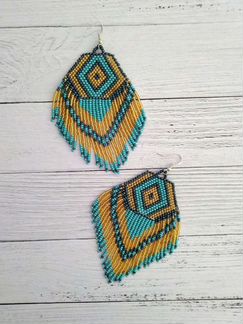 Яркие серьги из бисера