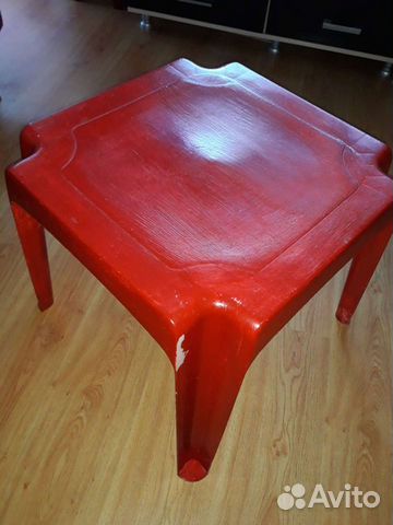 Столик пластмассовый