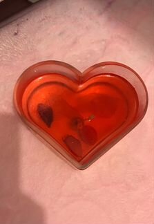 Гелевая свеча «Сердце» с лепестками роз