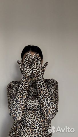 Платье с перчатками с леопардовым принтом