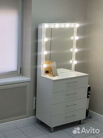 Гримерное зеркало с лампочками