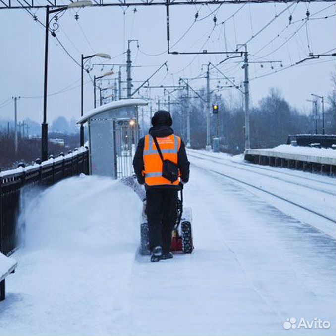 Очистка путей от снега. Уборка снега ЖД. Снег на платформе. Уборщики на ж/д станции.