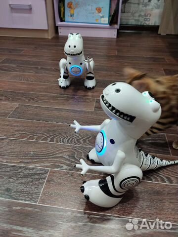 Игрушка робот с джойстиком управления