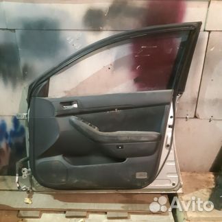 Передняя правая дверь Toyota Avensis 250/251 03-08