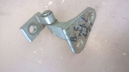 Верхняя петля передней двери Фольксваг Пассат В-6