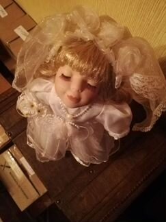 Кукла фарфоровая