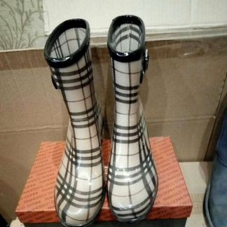 Стильные резиновые сапоги