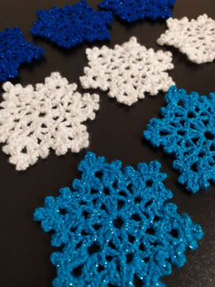 Снежинки вязаные, игрушки