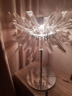 Люстра и настольная лампа