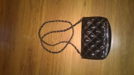 Женская сумка клатч лаковая на цепочке