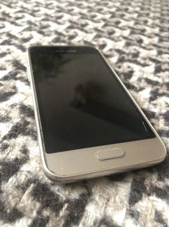 Телефон Samsung Galaxy J1