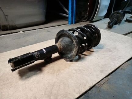 Передний амортизатор левый Mitsubishi Outlander XL