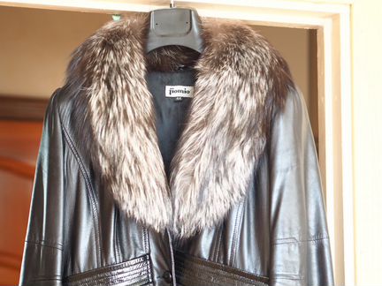 Кожаный плащ с меховым воротником