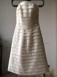 Короткое атласное свадебное платье с фатой