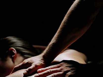 Massage kiss. Нежный массаж. Мужские руки массажиста. Чувственный массаж. Массаж женщине мужские руки.