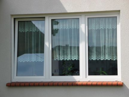 Пластиковое окно Rehau трехстворчатое 1900х1400