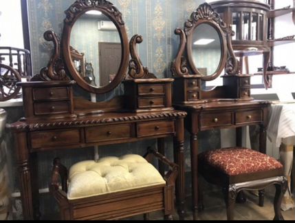 Туалетный столик резной. Массив