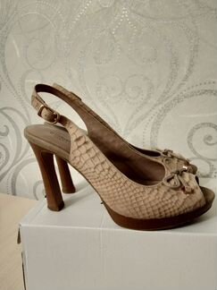 Эффектные кожаные босоножки