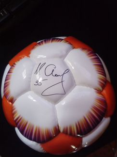 Футбольный мяч с живым автографом Игоря Акинфеева