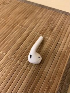 Левый AirPods наушник