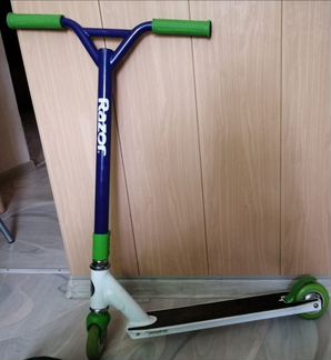 Трюковый самокат Razor Beast V3