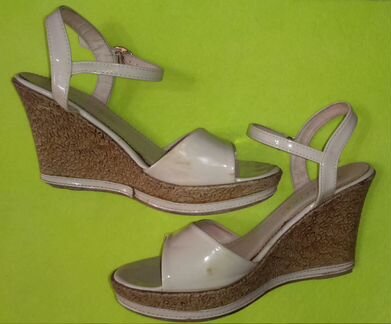 Босоножки сливочного цвета на танкетке, р.38