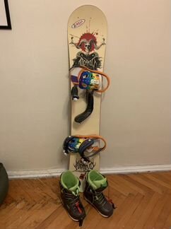Сноуборд с креплениями и ботинками