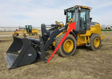 Стекло лобовое левое на John Deere 444k/524k
