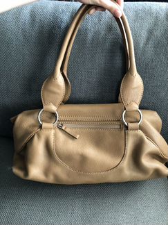 Coccinelle бежевая кожаная сумка