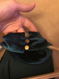 Бархатное зеленое платье с открытой спиной