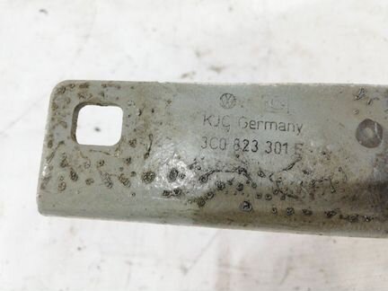 Петля капота передняя левая Volkswagen Passat B6