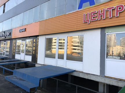 Первая линия с витринами и отдельным входом